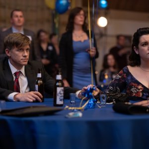 Yellowjackets: Warren Kole e Melanie Lynskey in una scena della serie