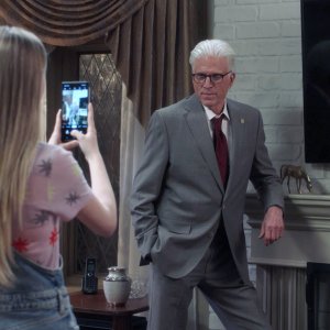 Mr. Mayor: Ted Danson in una scena della serie