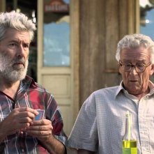 I delitti del BarLume 9: Alessandro Benvenuti e Massimo Paganelli in una scena