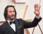 Keanu Reeves: 'Regala soldi perché la sua ricchezza lo imbarazza', secondo un amico