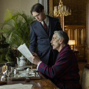 Monaco: sull'orlo della guerra, Jeremy Irons e George MacKay in una scena del film