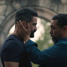 Ozark 4: Alfonso Herrera e Felix Solis in una scena