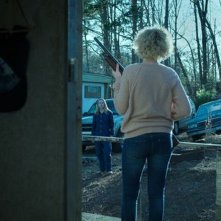 Ozark 4: Julia Garner accoglie Laura Linney imbracciando il fucile