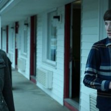 Ozark 4: Skylar Gaertner insieme a Julia Garner fuori dal motel