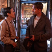 La fiera delle illusioni - Nightmare Alley: Bradley Cooper e Wilem Dafoe in una scena del film