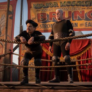 La fiera delle illusioni - Nightmare Alley: Ron Perlman e Mark Povinelli in una scena del film