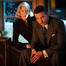 La fiera delle illusioni - Nightmare Alley: Bradley Cooper con Cate Blanchett in una scena del film