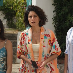 Tre sorelle: Seren Autieri, Rocío Muñoz, Giulia Bevilacqua in una scena del film