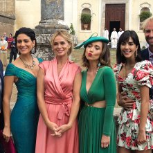 Tre sorelle: Luca Ward, Giulia Bevilacqua, Serena Autieri, Chiara Francini, Rocío Muñoz, Massimiliano Rosolino in una scena del film