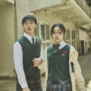 Non siamo più vivi: Yoon Chan-young e Park Ji-hu in una scena della serie Netflix