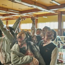 Non siamo più vivi: gli zombie in una scena della serie Netflix