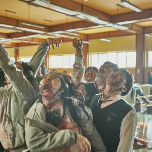 Non siamo più vivi: gli zombie in una scena della serie Netflix