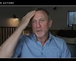 Daniel Craig si ferisce alla testa, ma se ne accorge solo al termine dell'intervista con Javier Bardem (VIDEO)