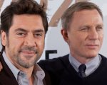 Javier Bardem ha festeggiato il compleanno di Daniel Craig uscendo da una torta vestito da Bond girl