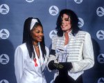 Janet Jackson rivela che il fratello Michael la chiamava 'maiale' a causa del suo peso