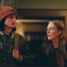 When You finish Saving the World: Julianne Moore e Finn Wolhard in una scena
