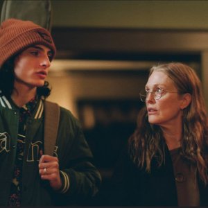 When You finish Saving the World: Julianne Moore e Finn Wolhard in una scena