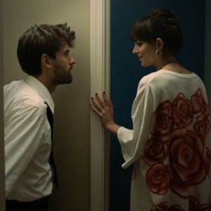 Cha Cha Real Smooth: Cooper Raiff e Dakota Johnson in una scena