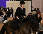 Charlotte Casiraghi a cavallo apre la sfilata di Chanel a Parigi (FOTO)