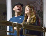 Dakota Johnson: Chris Martin le aggiusta Zoom durante un'intervista al Sundance 2022