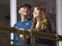 Dakota Johnson: Chris Martin le aggiusta Zoom durante un'intervista al Sundance 2022