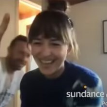 Chris Martin appare a sorpresa nell'intervista di Dakota Johnson al Sundance 2022
