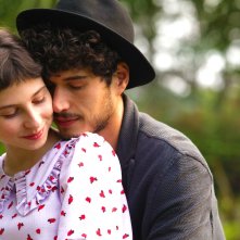 Sempre più bello: Ludovica Francesconi e Giancarlo Commare in una scena del film