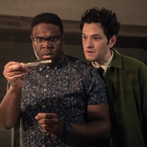 The Afterparty: Sam Richardson e Ben Schwartz in una scena del primo episodio