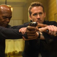 Come ti ammazzo il bodyguard 2 - La moglie del sicario: Ryan Reynolds con Saumel L. Jackson in una scena d'azione