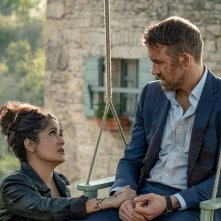 Come ti ammazzo il bodyguard 2 - La moglie del sicario: Salma Hayke insieme a Ryan Reynolds in una scena
