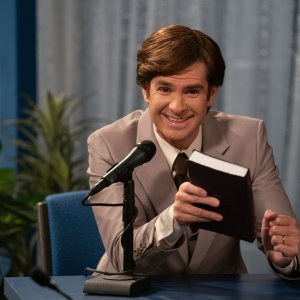 Gli occhi di Tammy Faye: Andrew Garfield in una scena del film