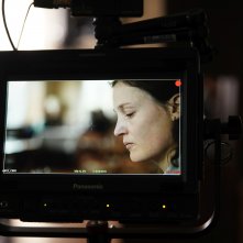 Stringimi forte: un'immagine dal set