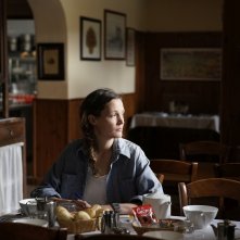 Stringimi forte: Vicky Krieps in una foto