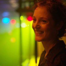 Stringimi forte: Vicky Krieps in una sequenza