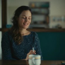 Stringimi forte: Vicky Krieps in una scena del film