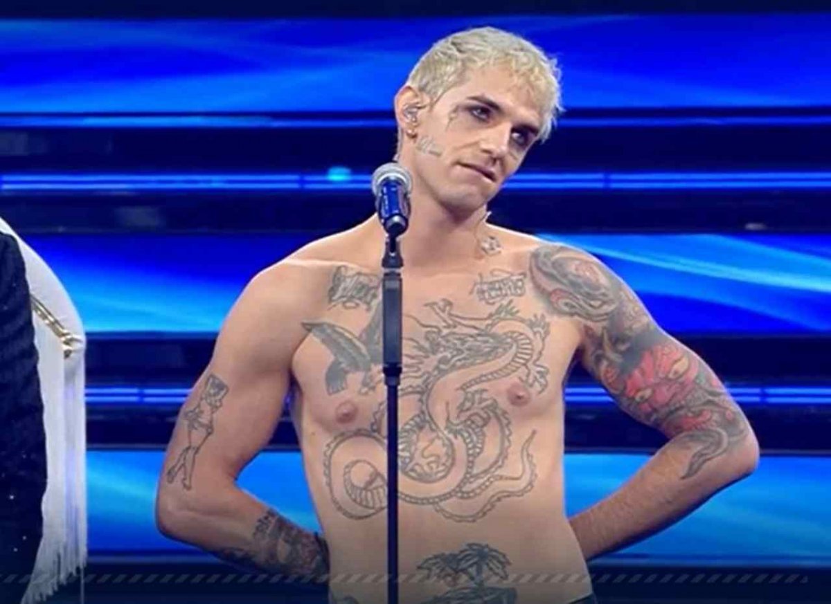 Sanremo 2022 Achille Lauro accusato di blasfemia dopo il battesimo in diretta (VIDEO)