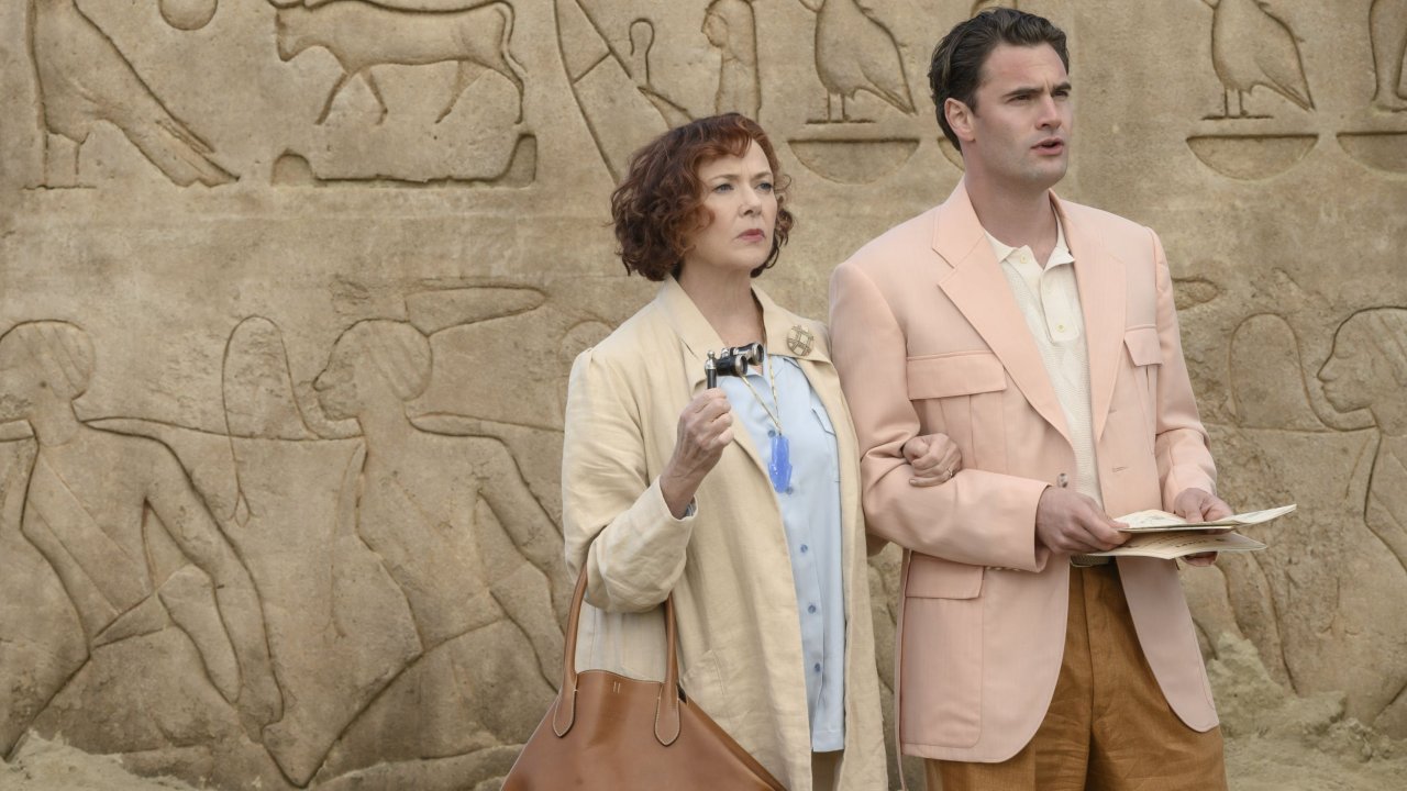 Tom Bateman e Annette Bening in una scena di Assassinio sul Nilo