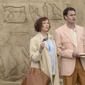 Assassinio sul Nilo: Tom Bateman e Annette Bening in una scena del film