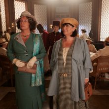 Assassinio sul Nilo: Dawn French e Jennifer Saunders in una scena del film