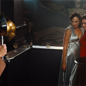 Assassinio sul Nilo: Gal Gadot con Emma Mackey in una scena del film