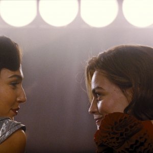 Assassinio sul Nilo: Gal Gadot insieme a Emma Mackey in una scena del film