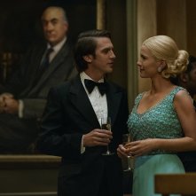 Gaslit: una foto di Dan Stevens e Betty Gilpin