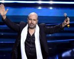 Checco Zalone virologo a Sanremo 2022: il video della canzone
