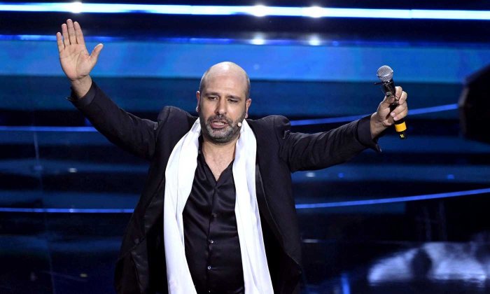 Checco Zalone virologo a Sanremo 2022: il video della canzone