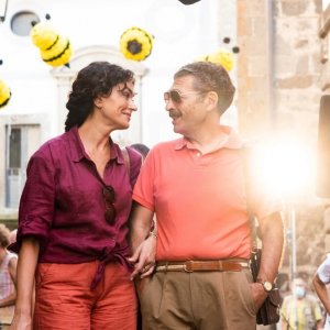 Gli anni belli: Maria Grazia Cucinotta e Ninni Bruschetta in una scena del film