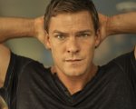 Reacher 5, Alan Ritchson è già sul set della nuova stagione: 'Sto girando nella neve'