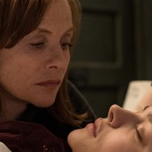 Greta: Isabelle Huppert e Chloë Grace Moretz in una scena
