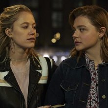 Greta: Maika Monroe e Chloë Grace Moretz in una scena