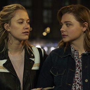 Greta: Maika Monroe e Chloë Grace Moretz in una scena