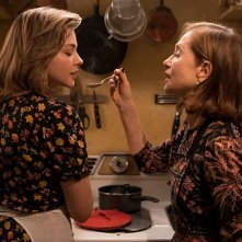 Greta: Isabelle Huppert e Chloë Grace Moretz in una scena